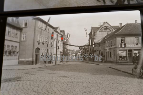 drei alte Negative - SA Marsch durch mir unbekannte geschmückte Stadt - Werbung Ausstellung Wohnräume Georg John.